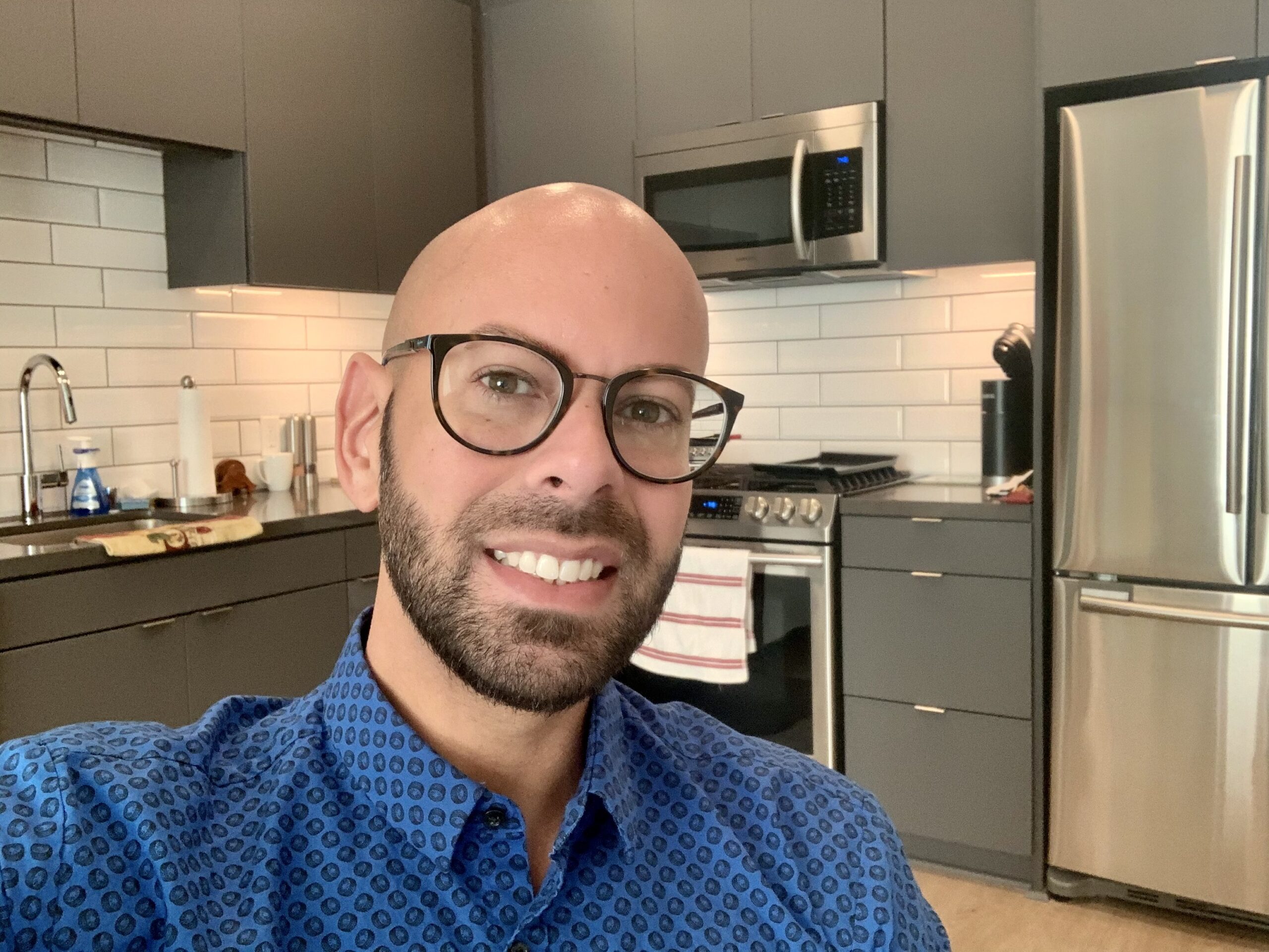 Héctor preparing to whip up one of his delicious post-work dinners.